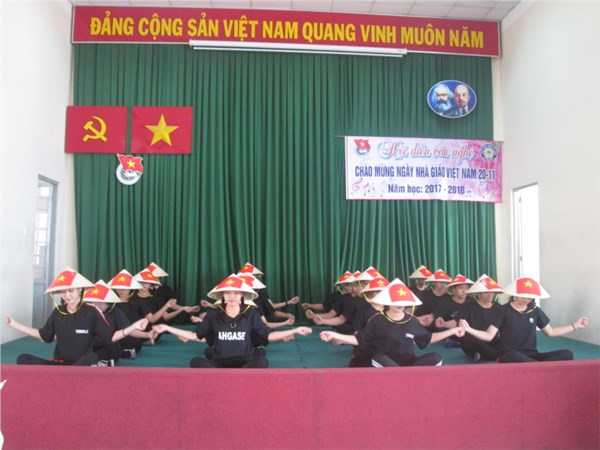 10A8 Nhay hien dai (1).JPG